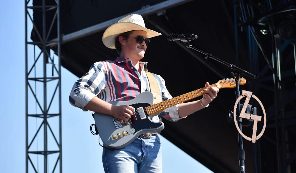 Zach Top playing live